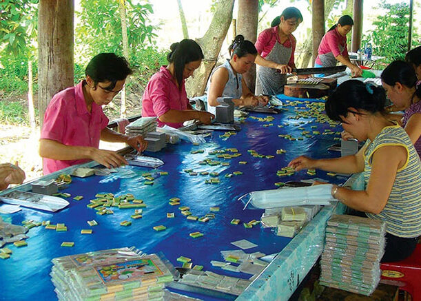 nghe-lam-keo-dua-ben-tre-net-dep-truyen-thong-qua-bao-the-he-01-1666973773